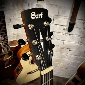 Электроакустическая гитара Cort SFX-E-NS-WBAG с чехлом